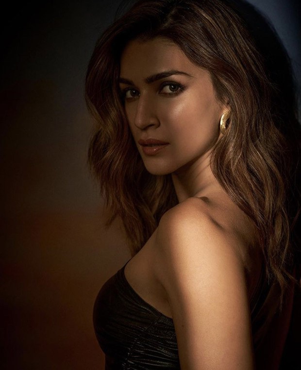 Kriti Sanon looks bold, beautiful and bewitching in black thigh-slit dress at Jackky Bhagnani’s birthday bash Kriti Sanon looks bold, beautiful and bewitching in black thigh-slit dress at Jackky Bhagnani’s birthday bash