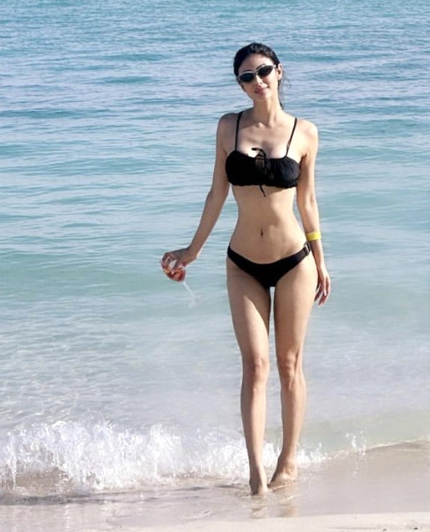 Mouni Roy sports a chic black bikini on a sunny day at beach as she is set to ring in 2023 in Dubai