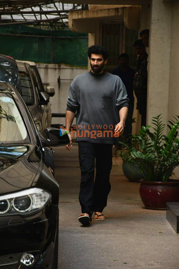 photos aditya roy kapur snapped in juhu 2