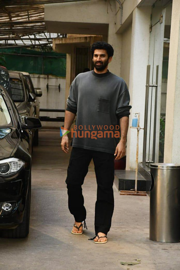 photos aditya roy kapur snapped in juhu 3