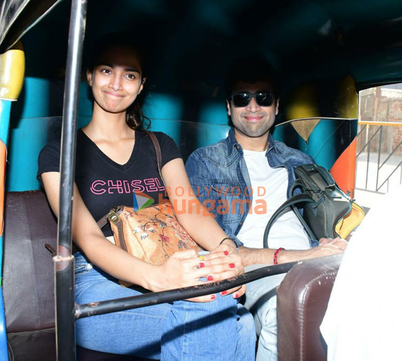 photos adivi sesh enjoys an auto rickshaw ride with meenakshi chaudhary in juhu 3
