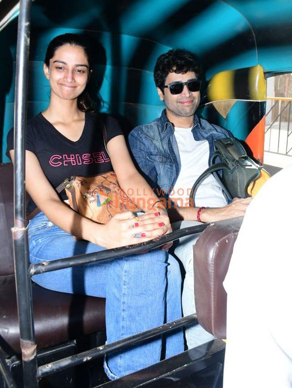 photos adivi sesh enjoys an auto rickshaw ride with meenakshi chaudhary in juhu 4