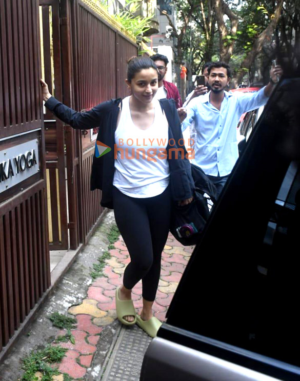 Photos: Alia Bhatt spotted at Anshuka Yoga in Bandra Photos: Alia Bhatt spotted at Anshuka Yoga in Bandra