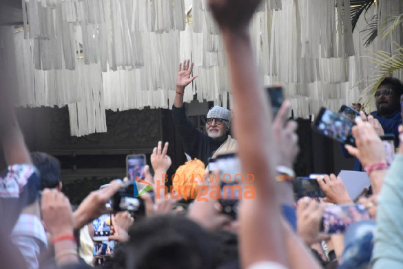 Photos: Amitabh Bachchan greets fans at his residence for Christmas Photos: Amitabh Bachchan greets fans at his residence for Christmas