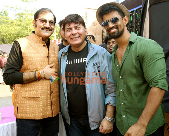 photos anupam kher sudesh bhosle sukhwinder singh javed ali rashmi desai and other celebs attended the malad masti event 5