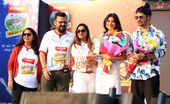 photos anupam kher sudesh bhosle sukhwinder singh javed ali rashmi desai and other celebs attended the malad masti event 6