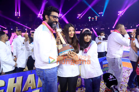 photos cast of cirkus snapped promoting their film at the pro kabaddi league 15
