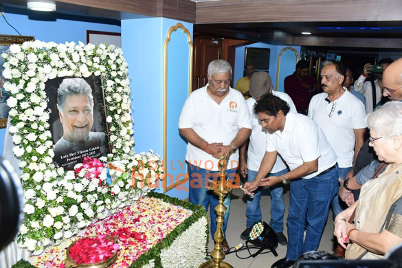photos celebs attend prayer meet of late actor vikram gokhale 3