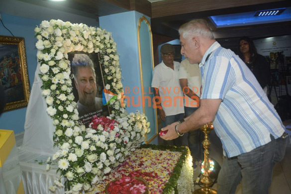 photos celebs attend prayer meet of late actor vikram gokhale 4