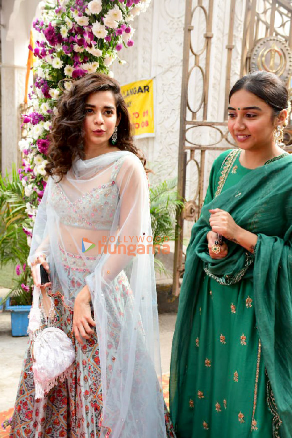 photos celebs snapped arriving for guneet monga and sunny kapoors wedding 3