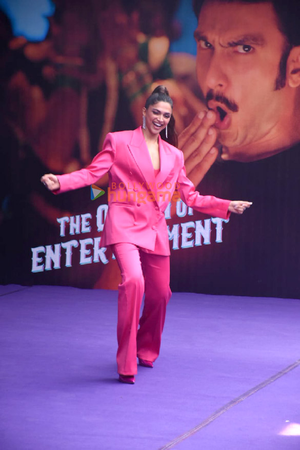 Deepika Padukone with Ranveer Singh promotes Cirkus song Current