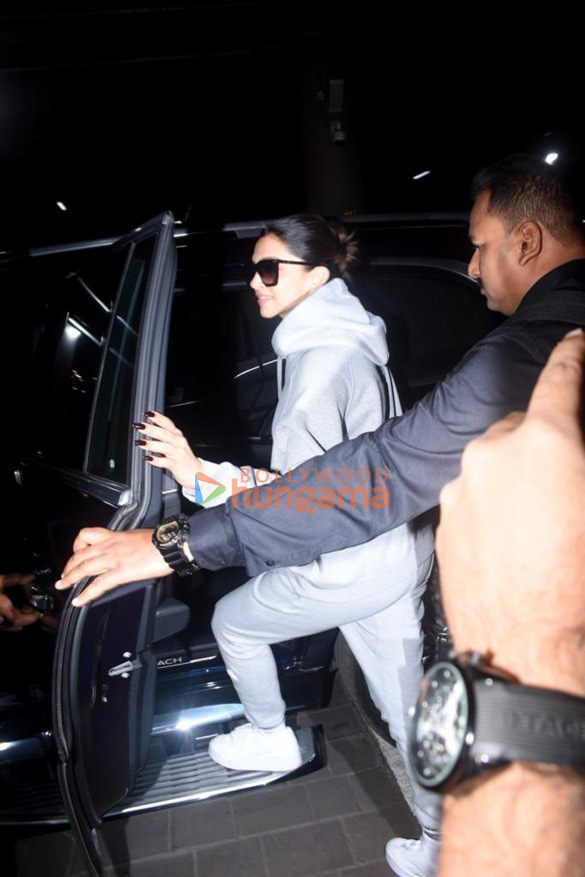 photos deepika padukone and avneet kaur snapped at the airport 5