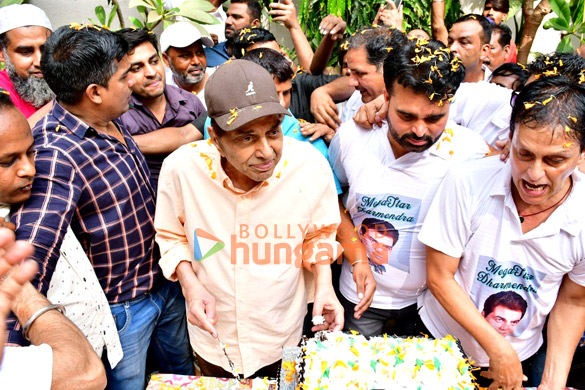 photos dharmendra celebrates his birthday by cutting cake with fans and media 3