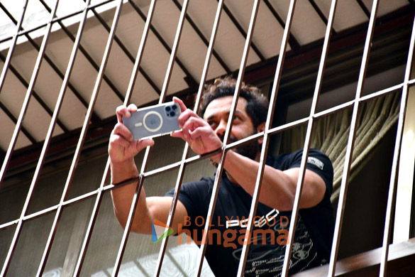 photos dharmendra celebrates his birthday by cutting cake with fans and media 4