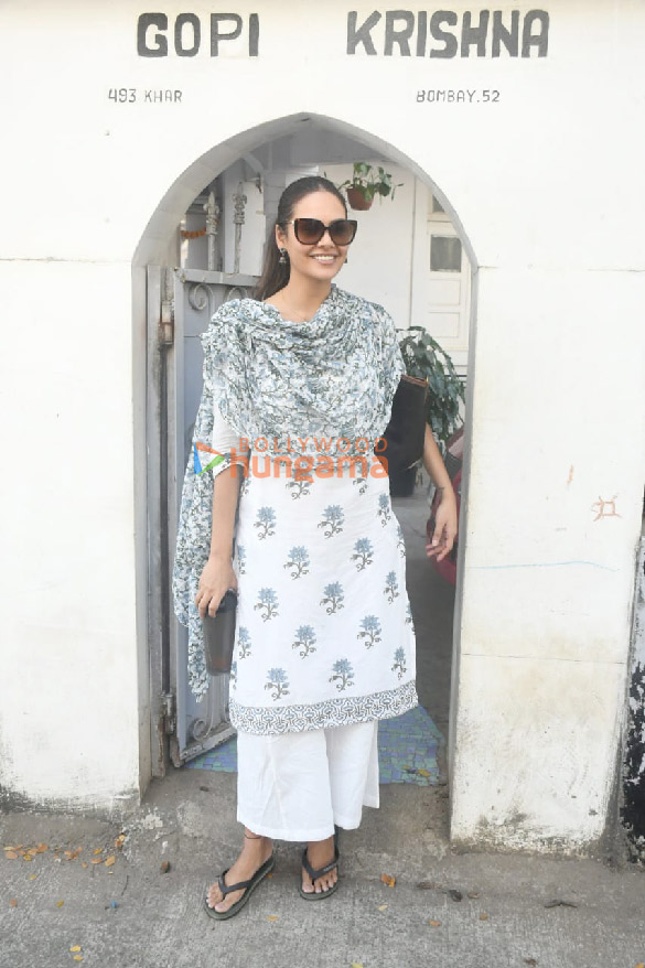 photos esha gupta snapped outside her dance class 3