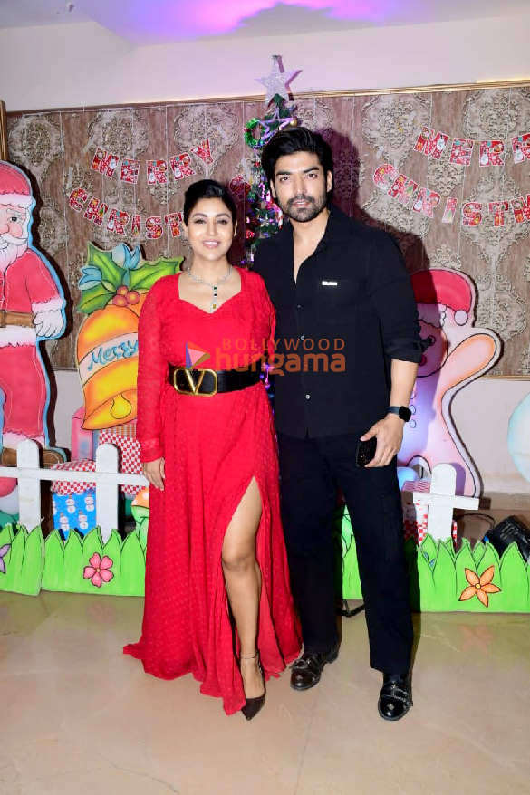 Photos: Gurmeet Choudhary and Debina Bonnerjee celebrate Christmas with fans Photos: Gurmeet Choudhary and Debina Bonnerjee celebrate Christmas with fans