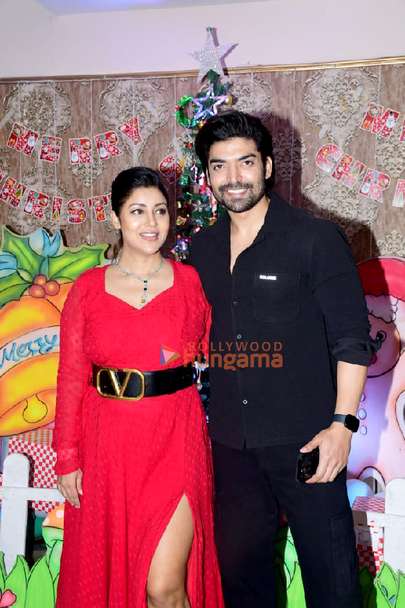 photos gurmeet choudhary and debina banerjee celebrate christmas with fans 3