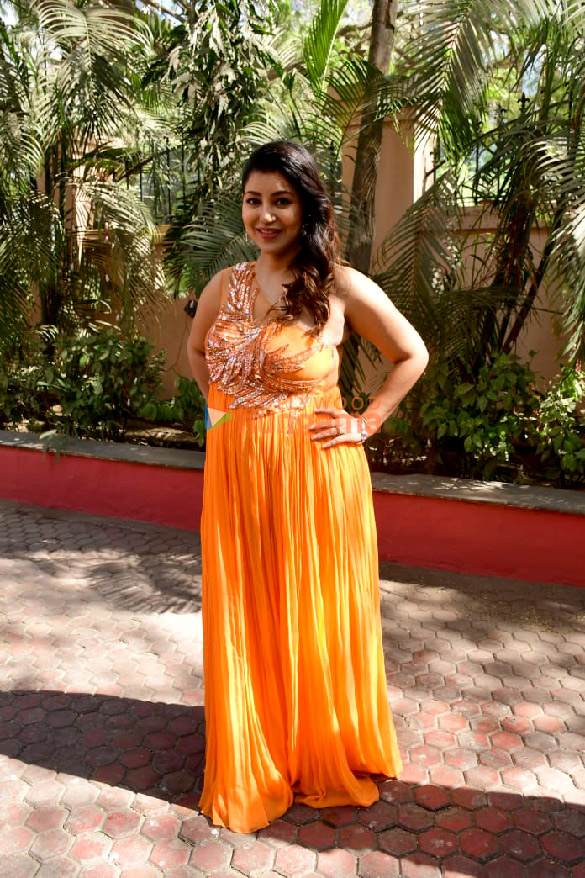 photos gurmeet choudhary and debina bonnerjee announce country clubs new year bash 6