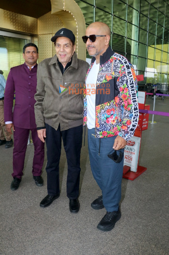 photos hrithik roshan ayushmann khurrana dharmendra and others snapped at the airport 4
