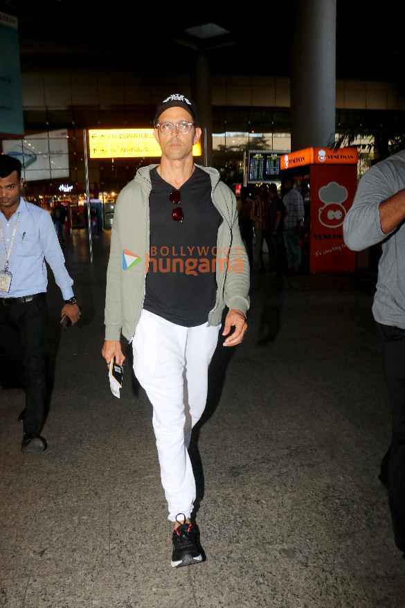 Photos: Hrithik Roshan, Ayushmann Khurrana, Dharmendra and others snapped at the airport Photos: Hrithik Roshan, Ayushmann Khurrana, Dharmendra and others snapped at the airport