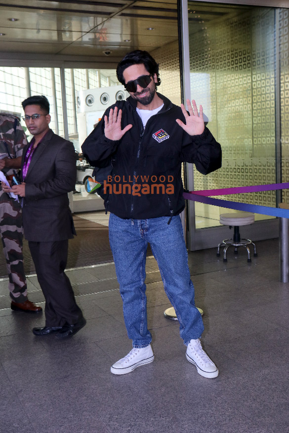 photos hrithik roshan and ayushmann khurrana snapped at the airport 4