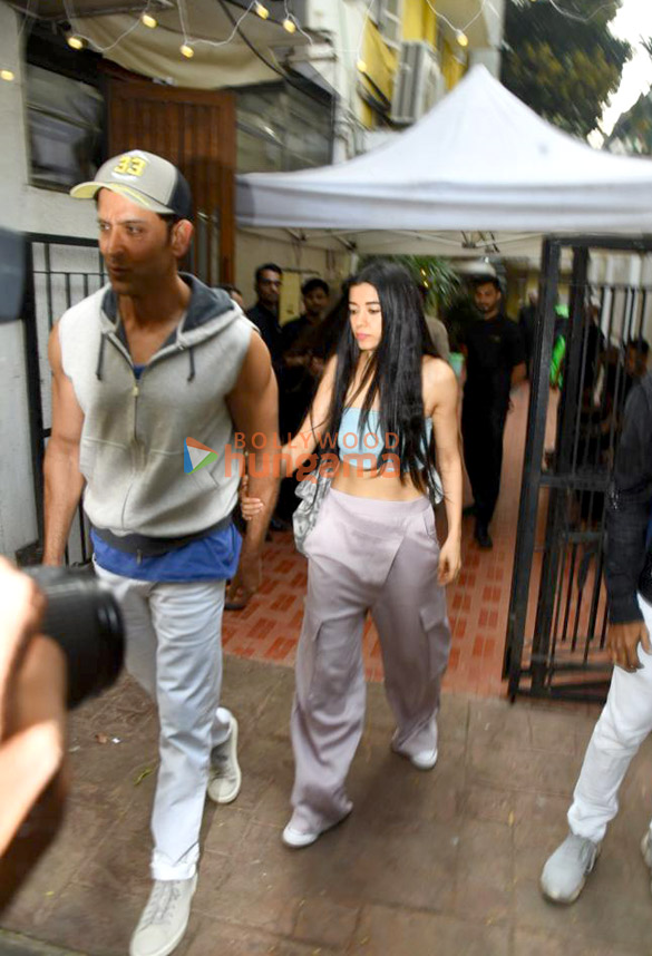 photos hrithik roshan and saba azad snapped in bandra 3