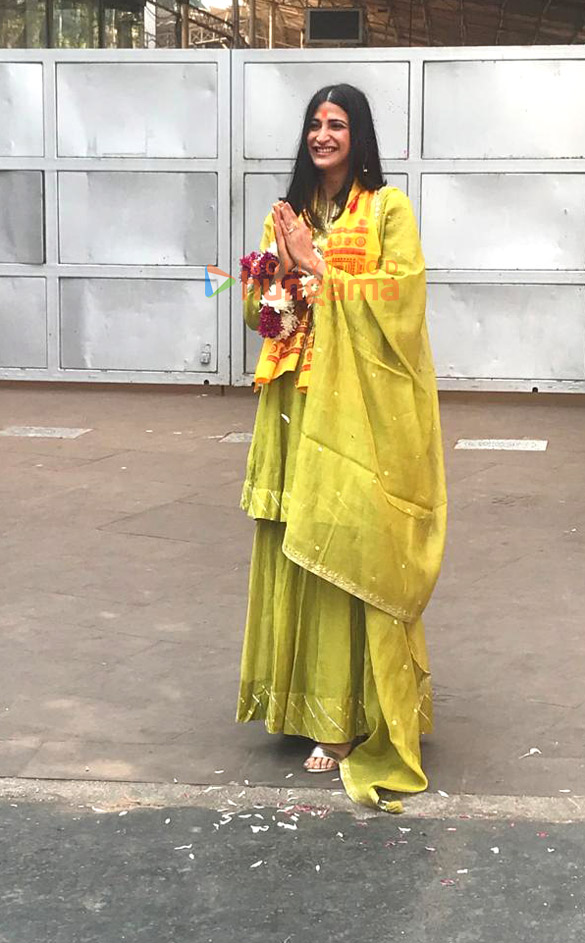 photos india lockdown star aahana kumra prateik babbar shweta basu prasad and director madhur bhandarkar snapped at siddhivinayak temple 2