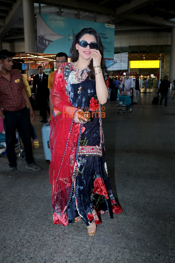 photos isha koppikar shriya saran nawazuddin siddiqui and others snapped at the airport2 3