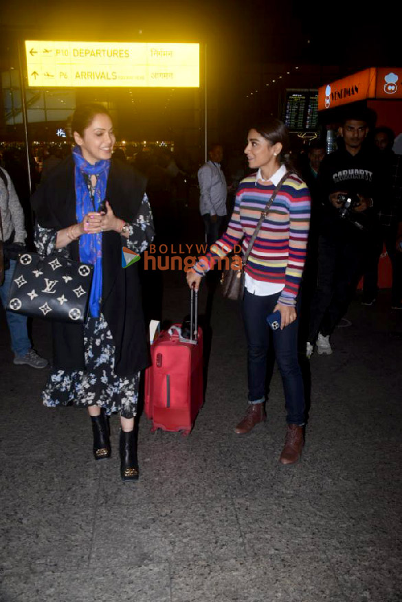 photos isha koppikar and shriya saran snapped at the airport 3