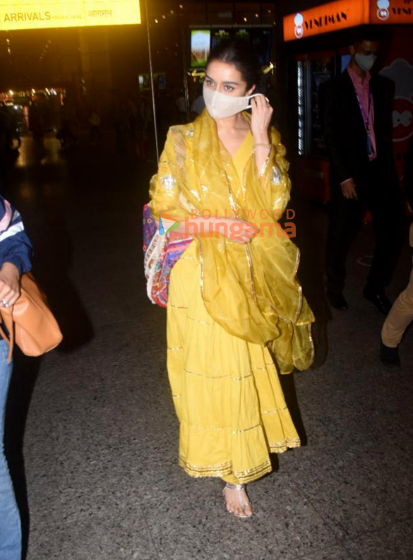 photos janhvi kapoor kiara advani katrina kaif and others snapped at the airport 7