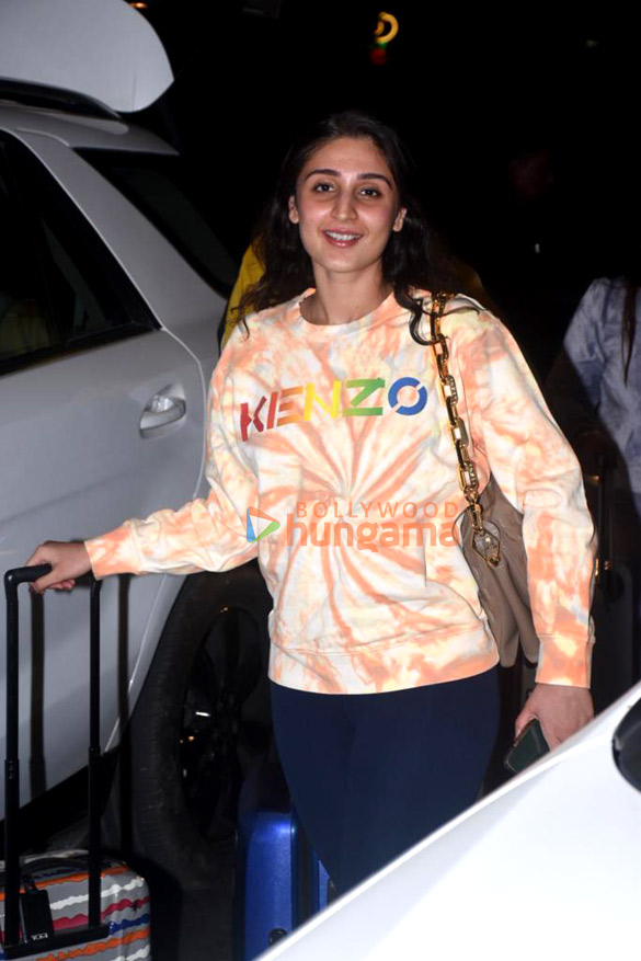 photos janhvi kapoor tamannaah bhatia and others snapped at the airport 1