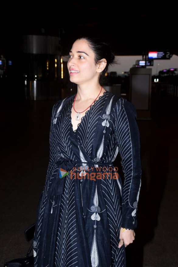 photos janhvi kapoor and tamannaah bhatia snapped at the airport 5