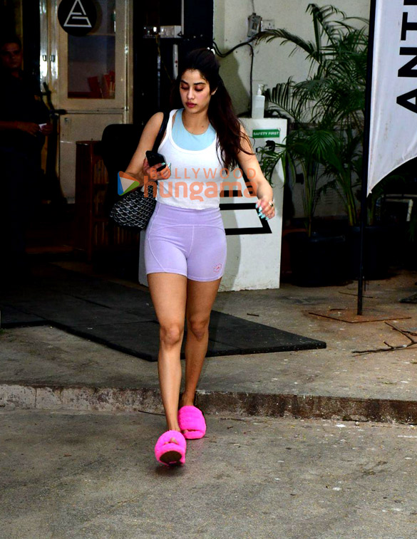 photos janhvi kapoor snapped outside the gym 3 5
