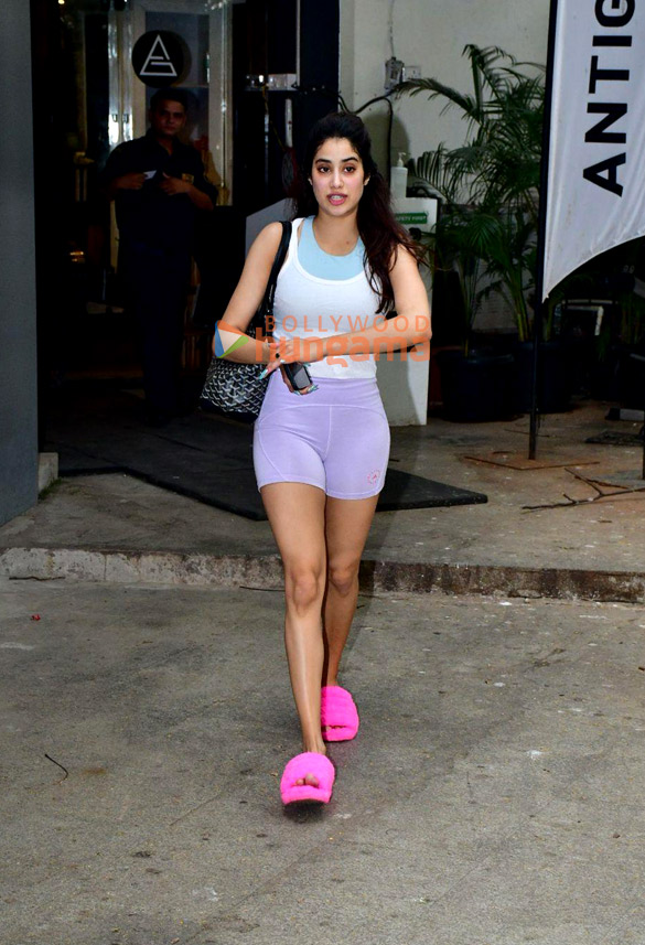 photos janhvi kapoor snapped outside the gym 4 5