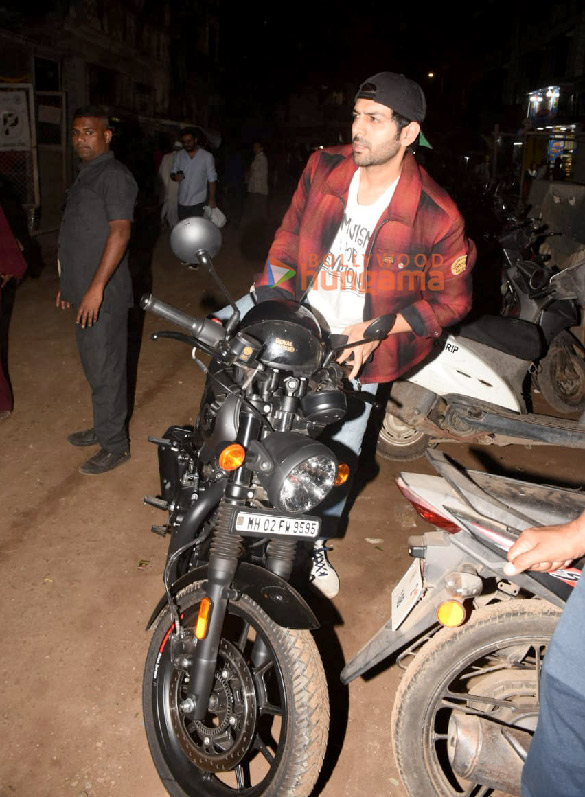 photos kangana ranaut kiara advani and kartik aaryan snapped at versova jetty 4