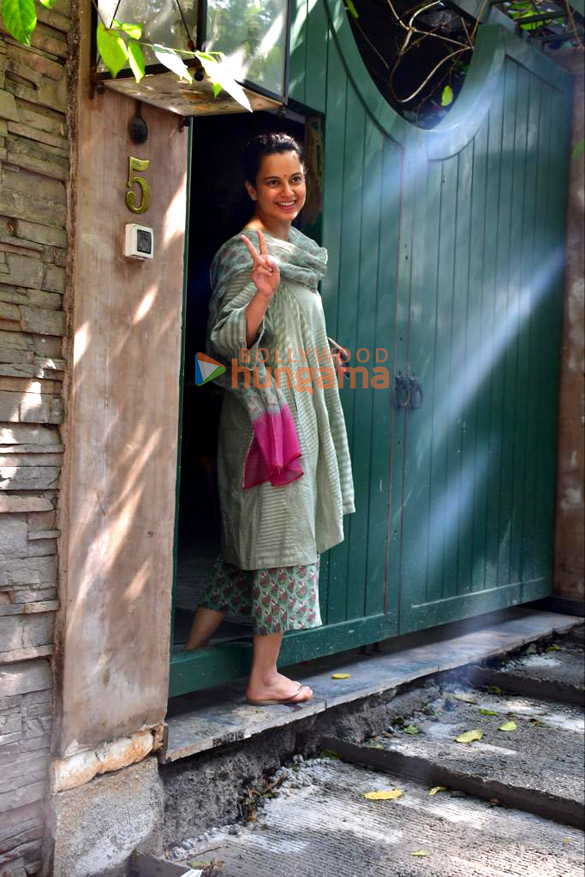 Photos: Kangana Ranaut snapped in Bandra Photos: Kangana Ranaut snapped in Bandra