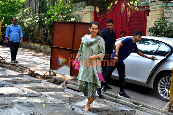 photos kangana ranaut snapped in bandra 3 5