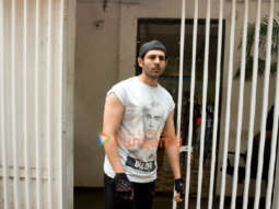 Photos: Kartik Aaryan snapped at the gym in Juhu