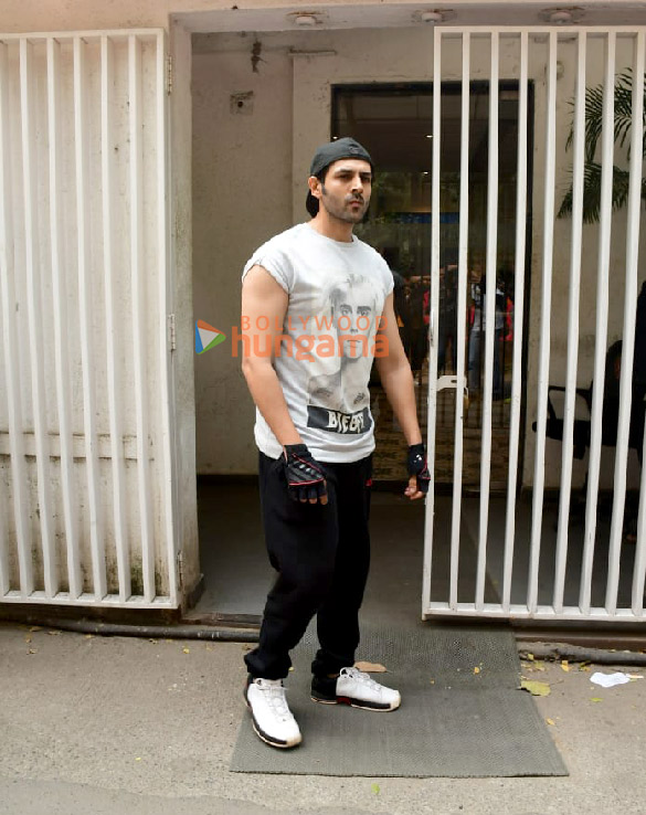photos kartik aaryan snapped at the gym in juhu 2 4