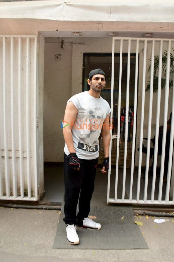 photos kartik aaryan snapped at the gym in juhu 3 4
