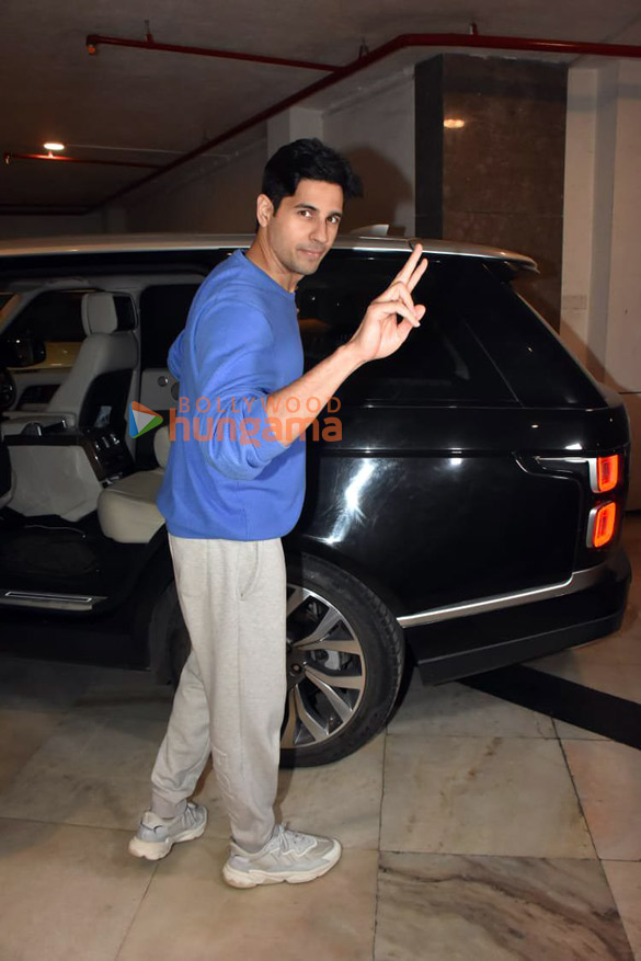 photos kiara advani and sidharth malhotra snapped at manish malhotras residence 4