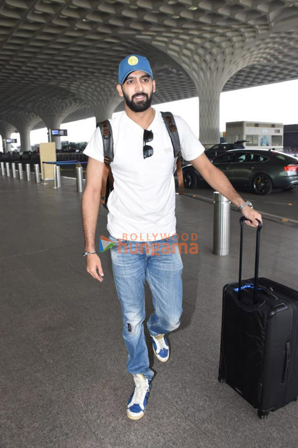 photos kriti sanon malaika arora amyra dastur varun dhawan and others snapped at the airport 5656 2