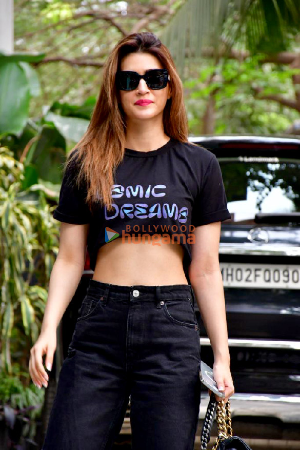 Photos: Kriti Sanon spotted at the Maddock Office in Santacruz Photos: Kriti Sanon spotted at the Maddock Office in Santacruz