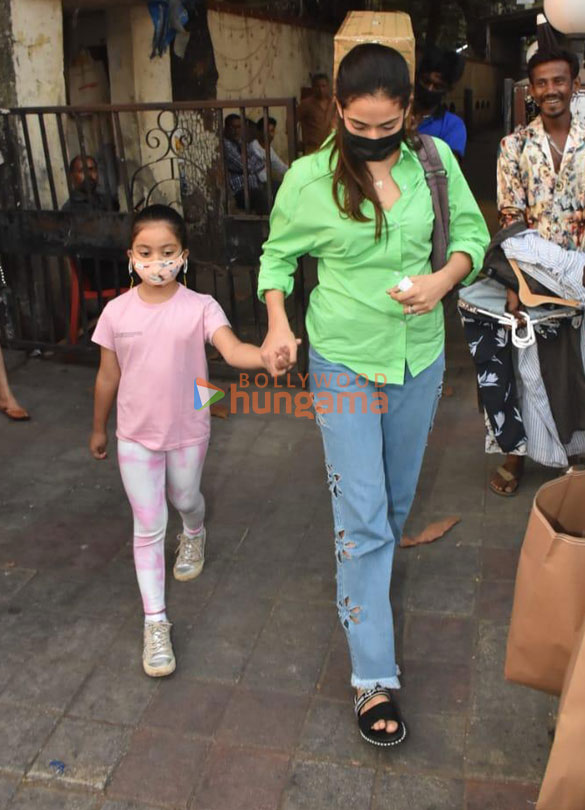 photos mira kapoor snapped with her daughter in bandra 3