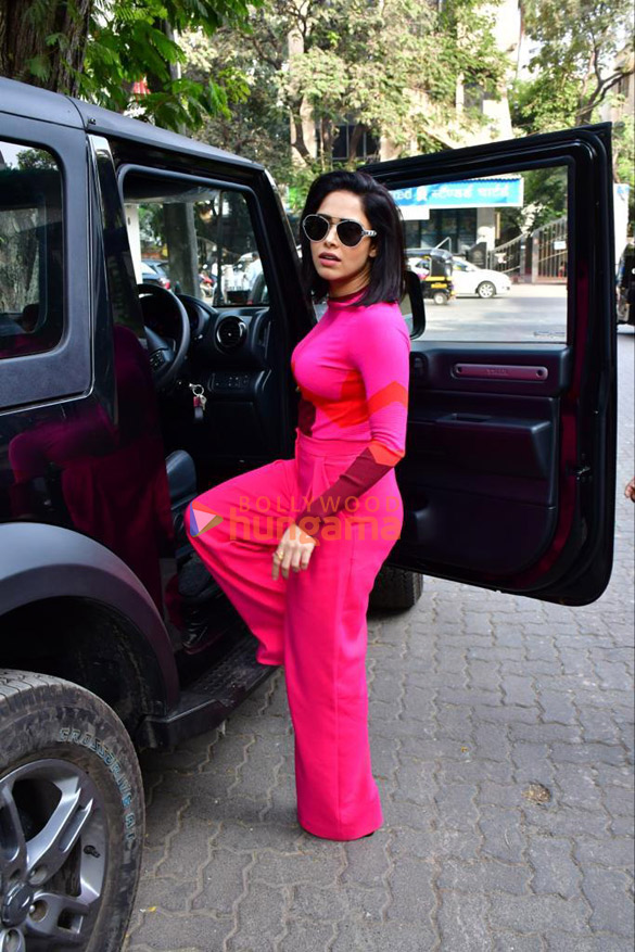 photos nushrratt bharuccha spotted outside a salon in bandra 3