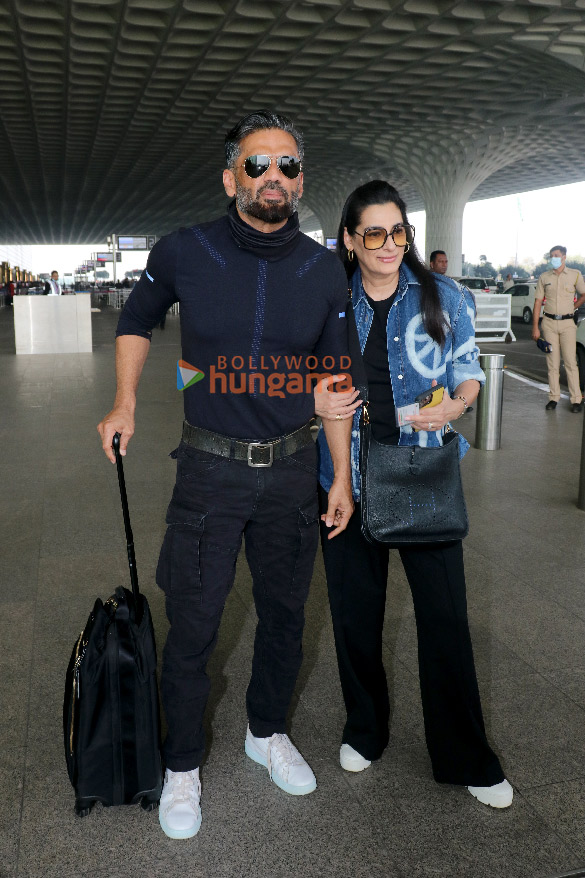 photos parineeti chopra ananya panday manoj bajpayee and others snapped at the airport 1