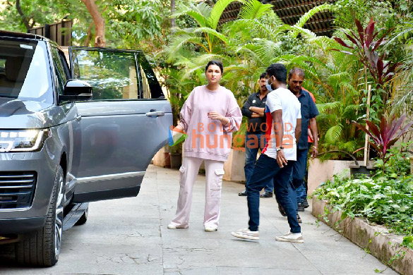 photos parineeti chopra spotted in khar 1 6