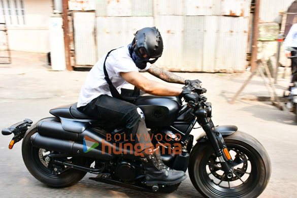 photos prateik babbar snapped riding his bike in bandra 5