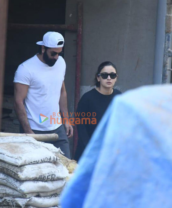 photos ranbir kapoor and alia bhatt spotted in bandra 2