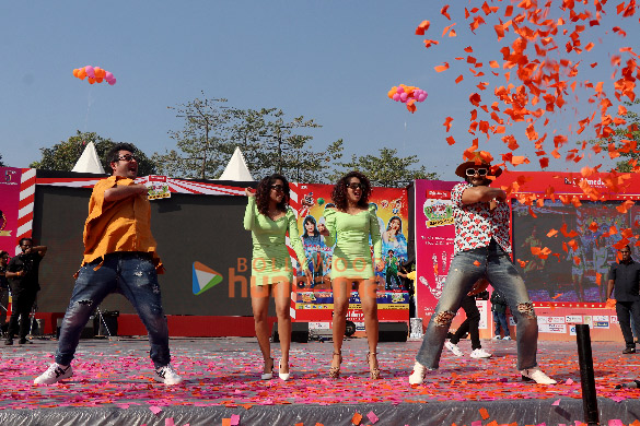 Photos: Ranveer Singh, Varun Sharma, Siddharth Nigam and Bharti Singh promote Cirkus at Malad Masti Photos: Ranveer Singh, Varun Sharma, Siddharth Nigam and Bharti Singh promote Cirkus at Malad Masti